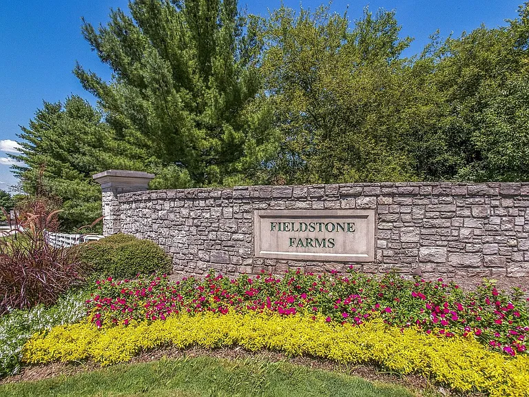 128 Clarendon Cir — Photo 49