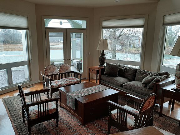 Cozy yet beautiful LR.