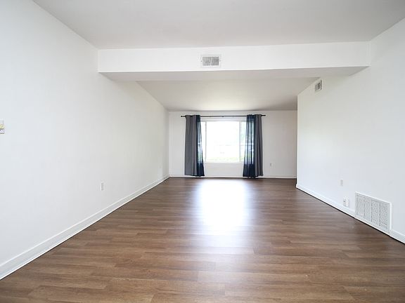 3rd image of 3875 Arbutus Dr