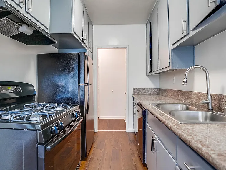 537 W Hyde Park Blvd — Photo 14
