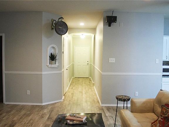 2nd image of 7201 Lindentree Ln