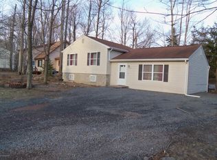 7555 Eagle Rock Dr, Tobyhanna, PA