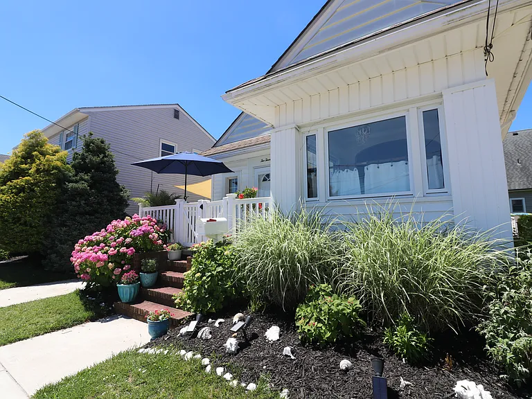 220 N Douglas Ave — Photo 2