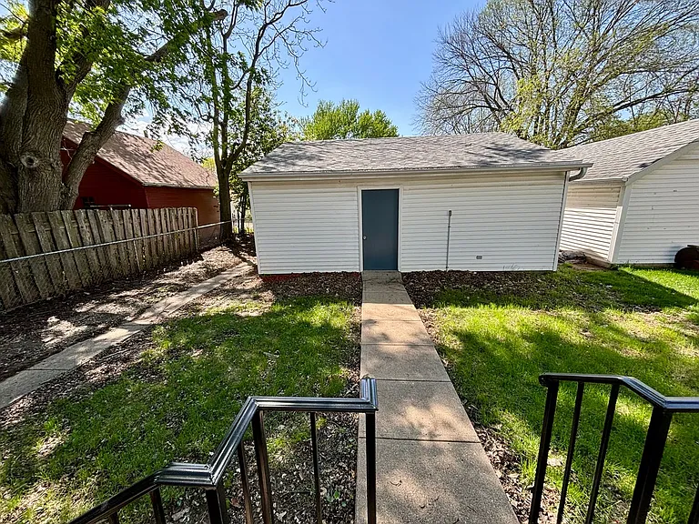 2119 S Helen St — Photo 11
