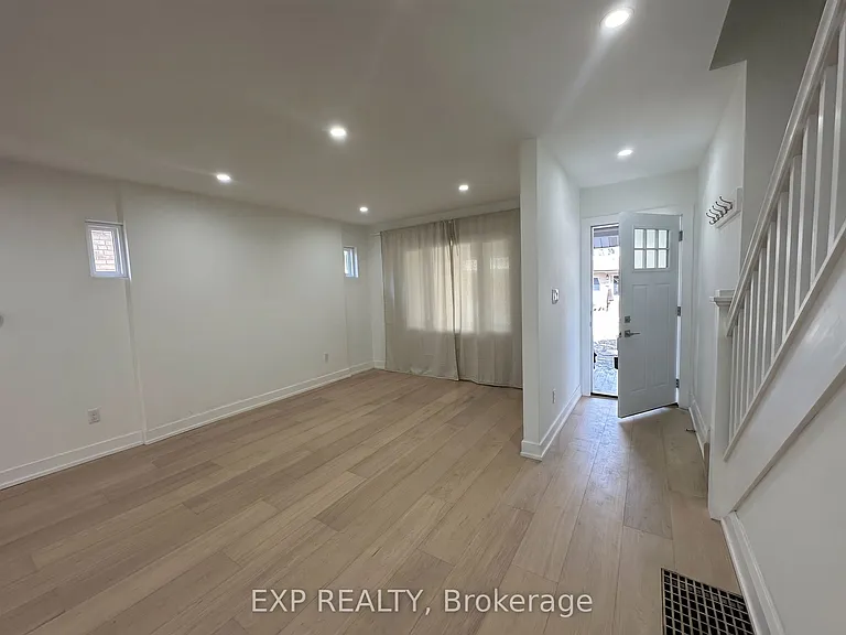 926 Greenwood Ave — Photo 2