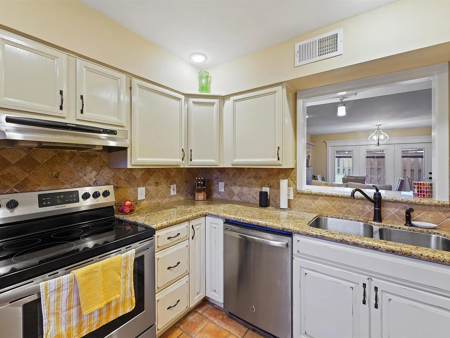 2 bed, 1.5 bath, 1188 sqft, $1,900 — Photo 4