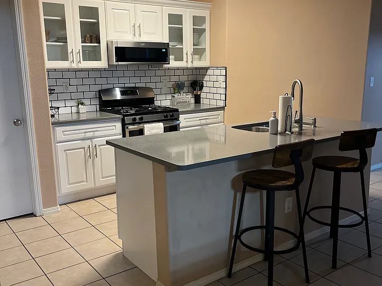 2203 W Washington Ave — Photo 8