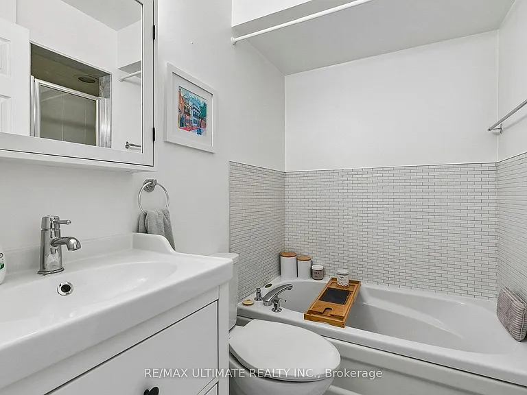 660 Wellington St W #C — Photo 17