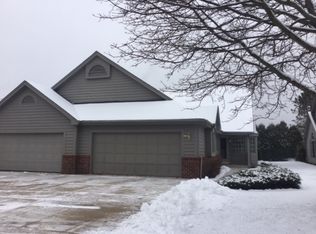 631 Lake Bluff Rd, Thiensville, WI 53092