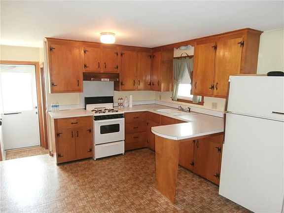 3rd image of 18 Galant Dr