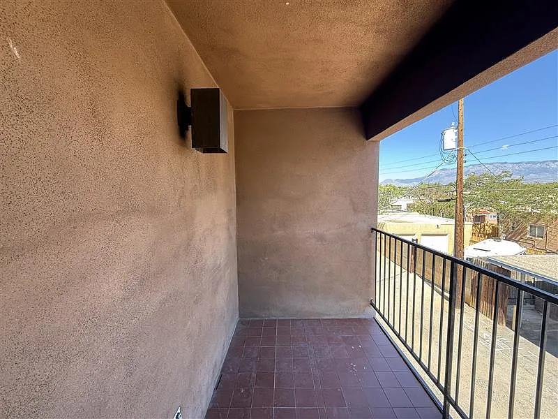 Sleek Nob Hill Apt. 2nd Floor Nob Hill 1 Bedroom w/ Ref Air & Balcony