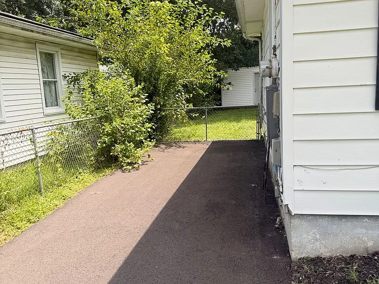 5015 Wellsworth Ave — Photo 2