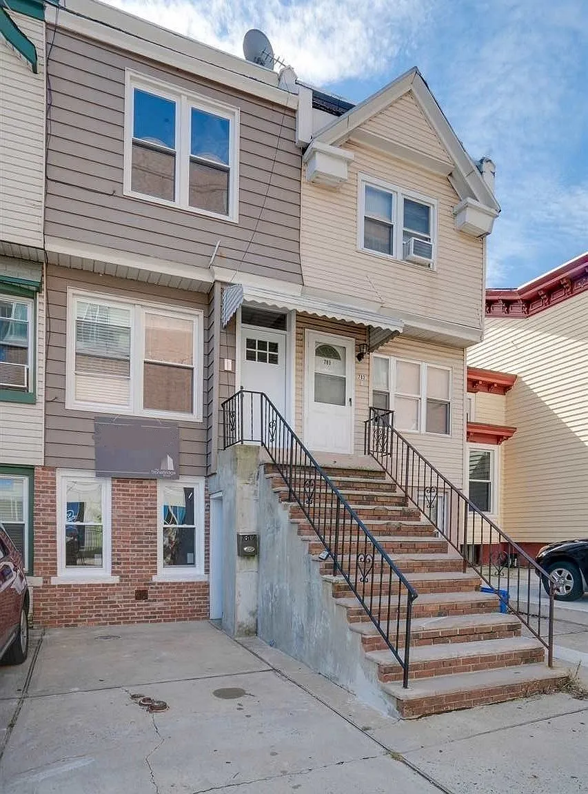 3 bed, 948 sqft, $2,500 — Photo 1