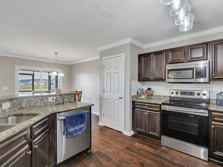 94 Lake Shore Blvd — Photo 20