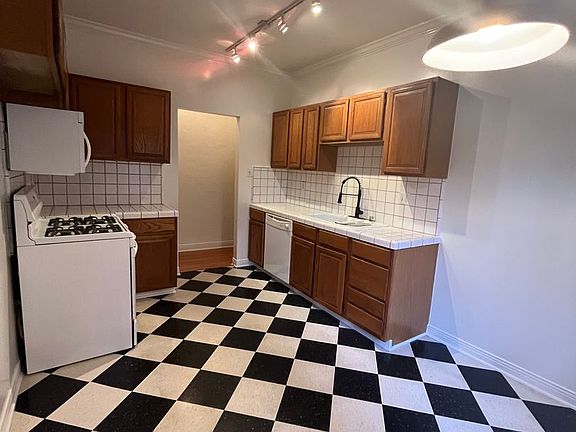 3rd image of 109 N Clark Dr APT 3