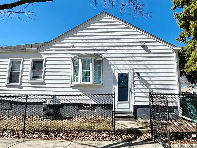 3303 Chester Rd — Photo 3