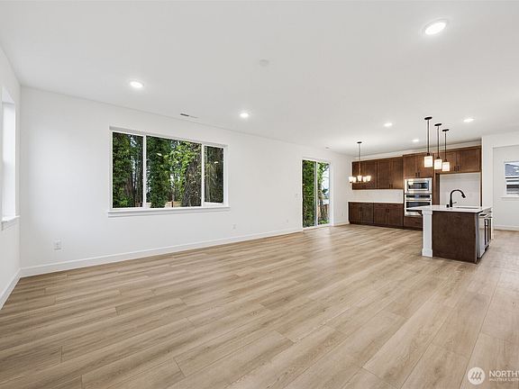 4th image of 2207 Oak Court #8