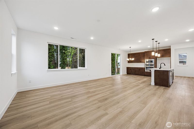 4th image of 2207 Oak Court #8