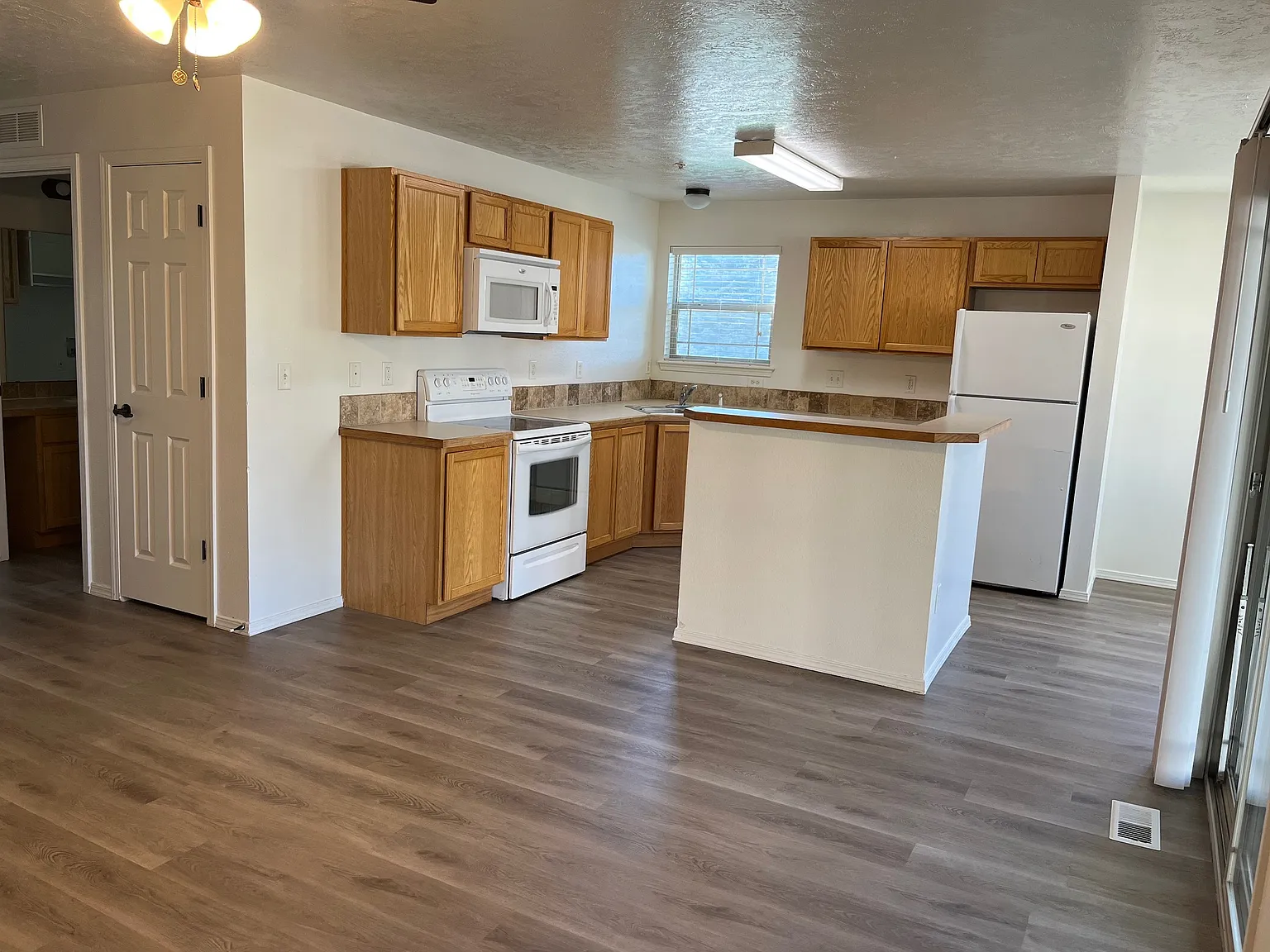 3 bed, 1200 sqft, $1,495 — Photo 3