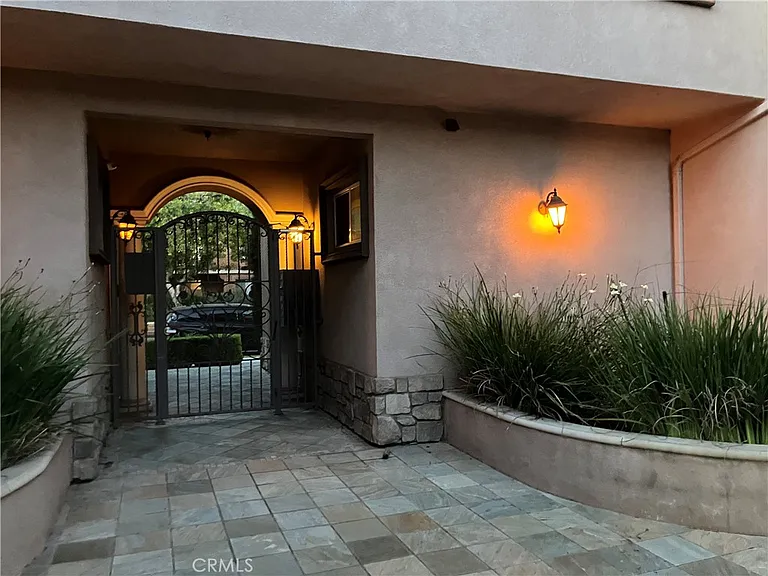 128 E Broadway #I — Photo 2