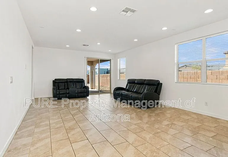 5 bed, 3.0 bath, 1950 sqft, $2,395 — Photo 4
