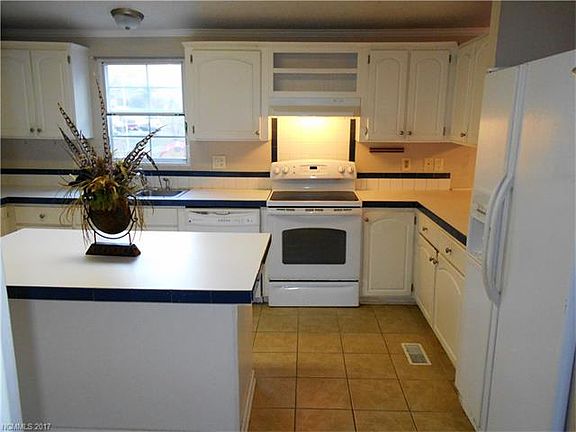 4th image of 221 Rolling Oaks Dr