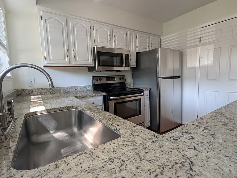 303 Oak Tree Dr — Photo 2