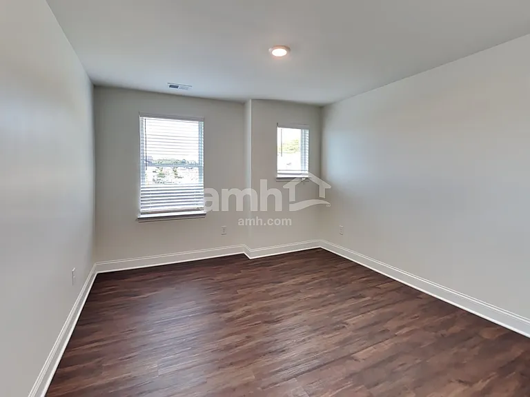 719 Carnaby Ln — Photo 18