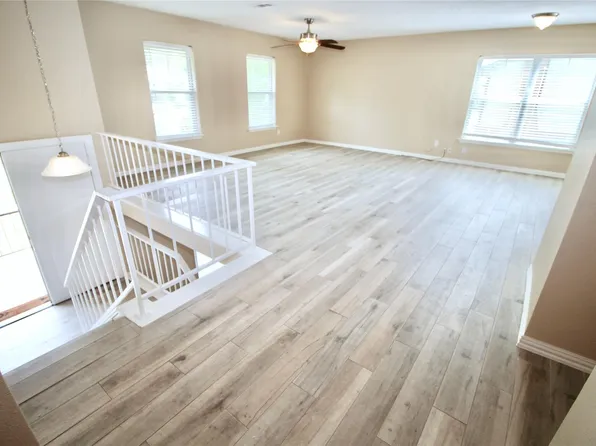 612 E Castle Harbour Dr, Friendswood, TX 77546