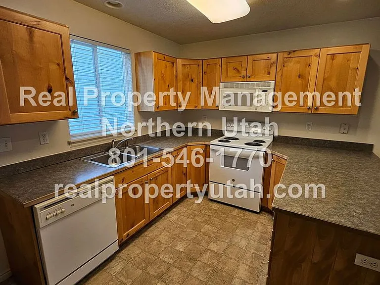 1419 S Blossom Ln — Photo 4