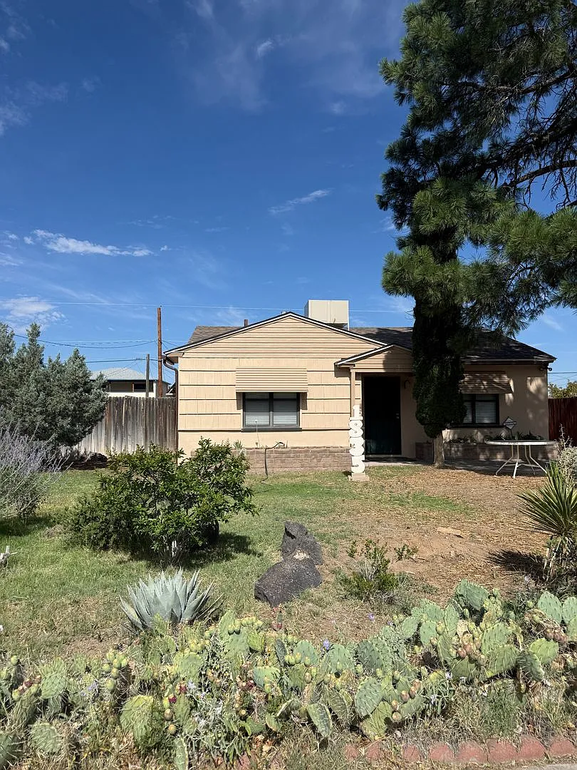 Beautifully cared for 2 bed 1 bath home located in NE Heights in Albuquerque. — Photo 1