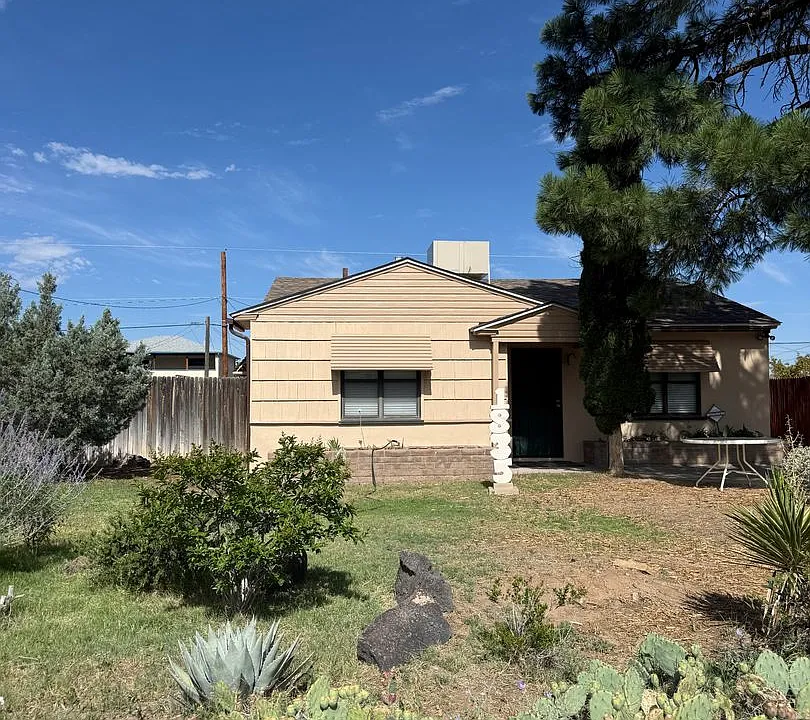 1835 Palomas Dr NE