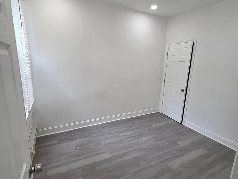 558 E Herman St — Photo 8