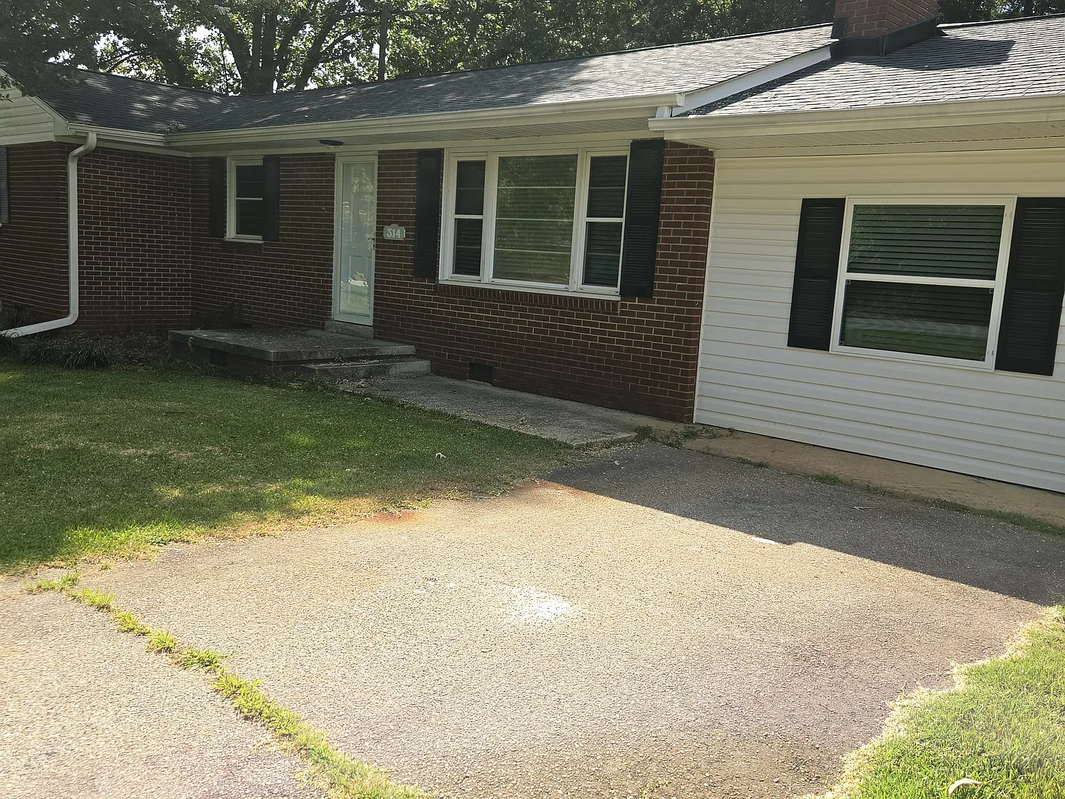 3 bed, 1.5 bath, 1350 sqft, $1,800 — Photo 3