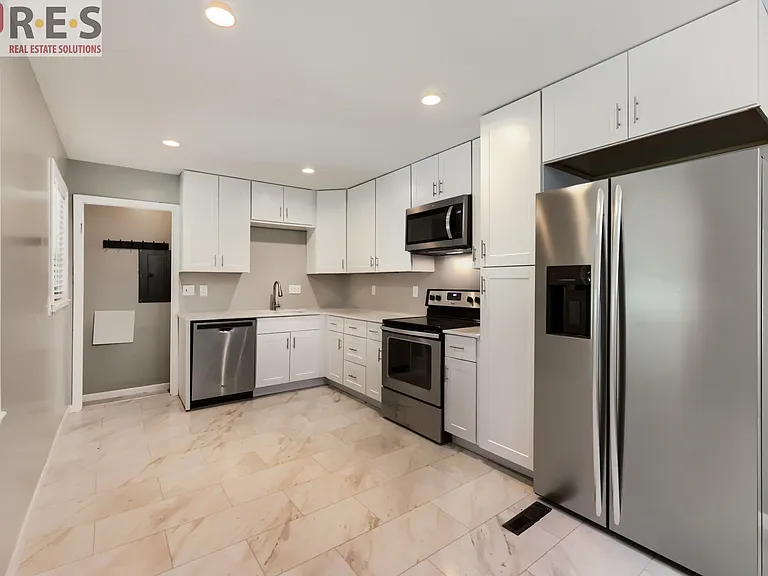 3201 S Holly St — Photo 3