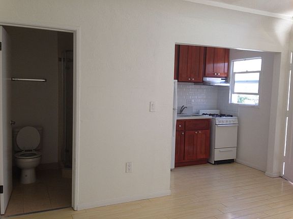 4th image of 1232 W 37th Dr #2B-1BA-450SQFT