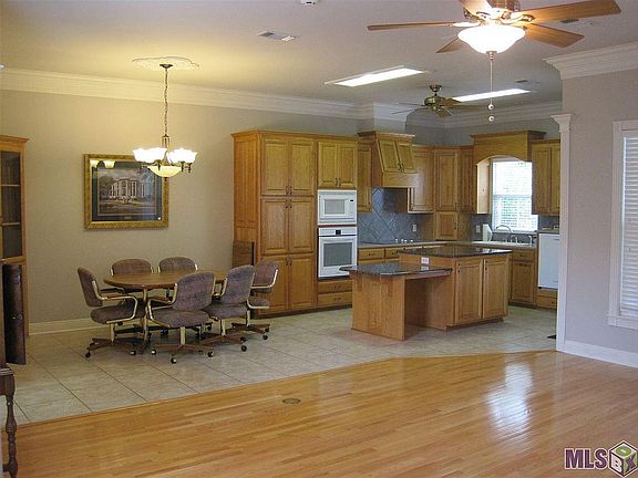 Kitchen/dining area.