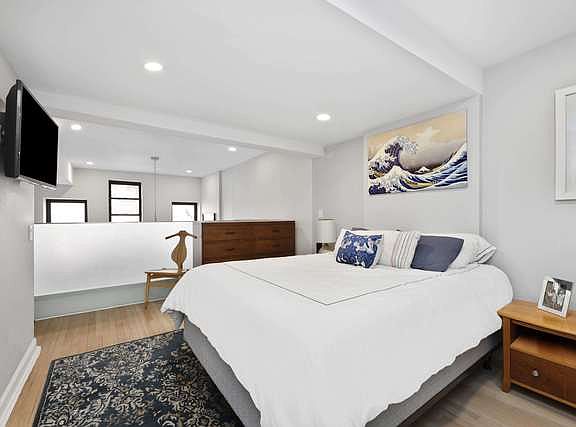 5th image of 226 E 2nd St APT 1D