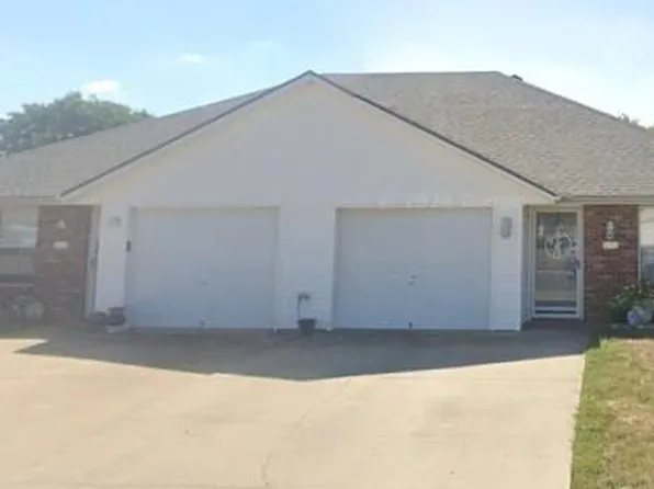 1319 SW Stoneybrooke Dr, Grain Valley, MO 64029