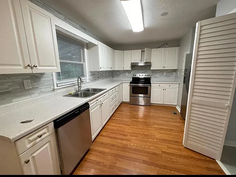 1641 Wake Dr — Photo 3