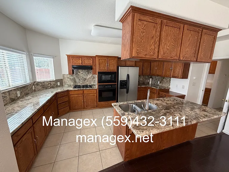 2833 E Cromwell Ave — Photo 9
