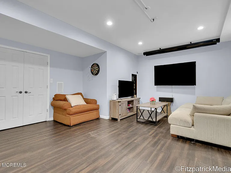 331 Richmond Ave — Photo 17