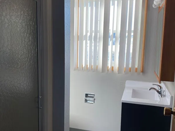 366 8th St SE, Dickinson, ND 58601