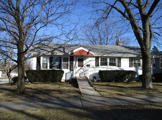 7 S Wilmette Ave, Westmont, IL 60559