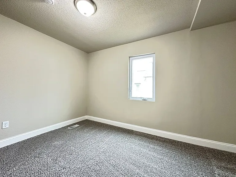 107 W Sycamore St — Photo 13