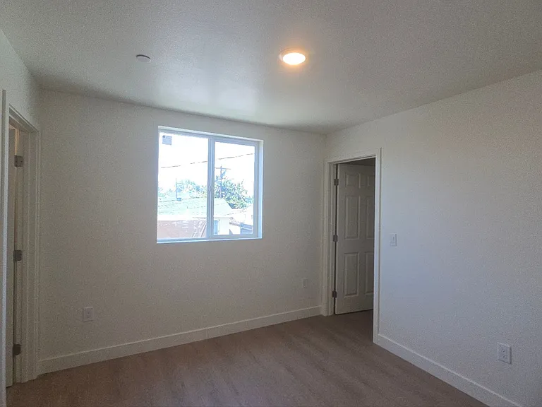 33(835E) — Photo 14