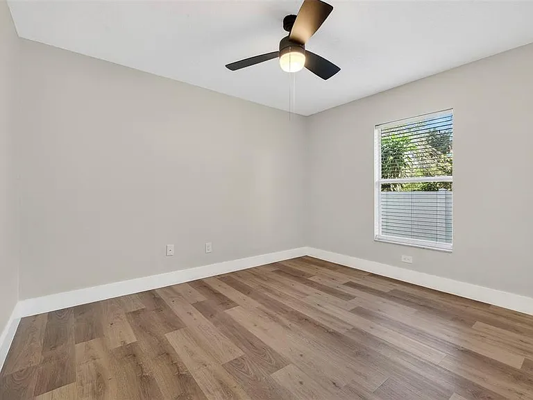 1909 E Henry Ave — Photo 23