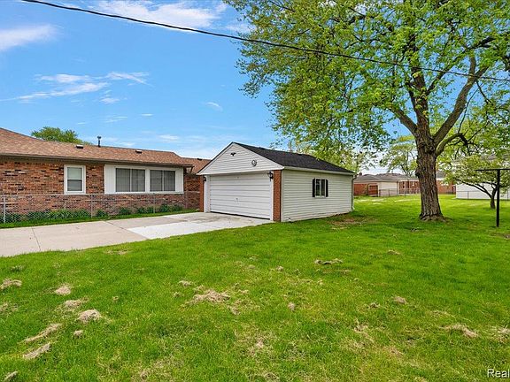5th image of 23344 Brookdale Blvd
