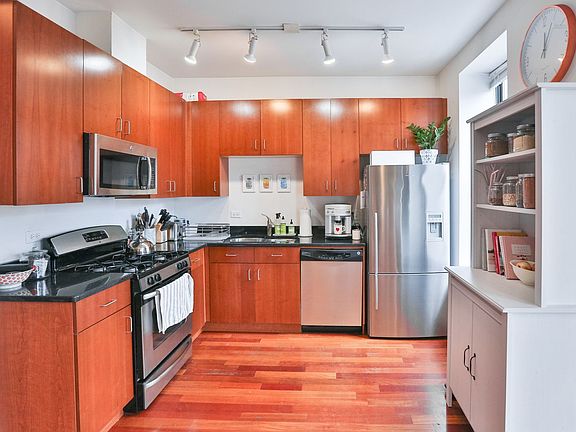 4th image of 1116 N Wood St #2F