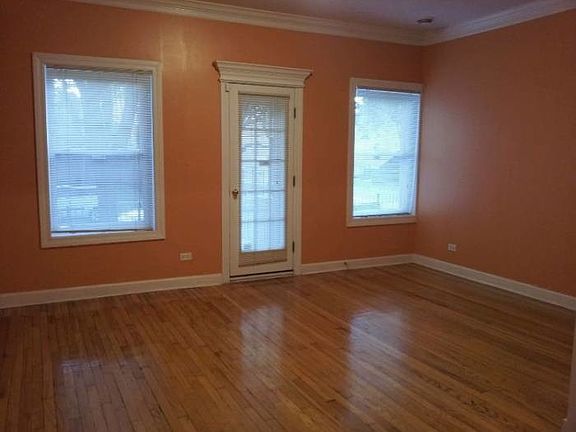 Living w/front balcony
